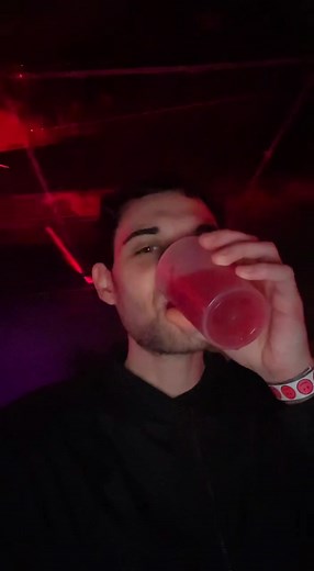 When you actually take a second to look around 😂 #foryou #foryoupage #fyp #viral #trending #drink