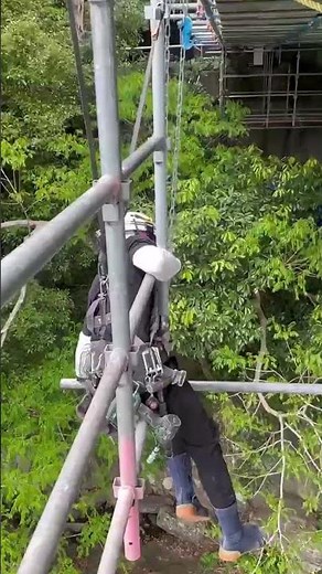 吊り足場組立中