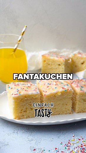 Dieser fluffige Fantakuchen vom Blech ist einfach zubereitet, herrlich saftig und weckt süße Erinnerungen an unbeschwerte Kindertage. 🍊🍰 🛒 Du brauchst: 👉 3 Tassen Mehl, 1 Päckchen Backpulver, 1 Tasse Zucker, 1 Päckchen Vanillezucker, 5 Eier, 1 Tasse Speiseöl, 1 Tasse Fanta, 250 g Puderzucker 👉 Für die Glasur: 5 EL Fanta, Zuckerstreusel, nach Geschmack 💡 Das ganze Rezept findest du auf unserer Homepage (Link in Bio) und in unserer heutigen Story.️ #EinfachTasty #EinfachTastyRezept #Fantakuc
