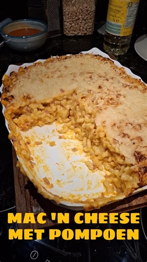 MAC 'N CHEESE MET POMPOEN 🎃 | Recept 👇 De herfst is het seizoen van de pompoen, en daar kun je veel meer mee doen dan alleen soep maken. Pompoen is bijvoorbeeld uitstekend om te verwerken in een superkazige mac 'n cheese. Als je dit een keer hebt geprobeerd wil je echt niks anders meer! Recept (6 personen) Ingrediënten - 500 gram macaroni - 750 gram pompoen - 60 gram roomboter - 60 gram bloem - 750 ml melk - 250 gram geraspte jong belegen kaas - 200 gram geraspte oude kaas - 1 tl paprikapoeder