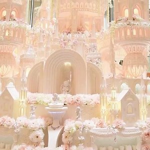 9.8K views · 59 reactions | Need a bit of cake inspiration!? How about this epic masterpiece?!! We'd love a tour of this sweet castle!! xoxo Cake: @lenovellecake | Today's Luxury Weddings | Facebook