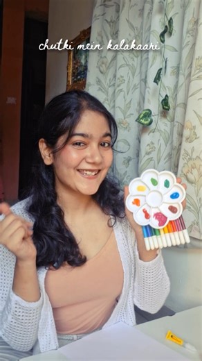 Samridhi Sharma on Instagram: "When old sketchpens and palettes refuse to retire… I turn them into art 😌✨ Now it’s your turn! 🖌️ Give your old art materials a second life — create your own masterpiece and show your #ChutkiMeinKalakaari Tag @fevikwikindia , use #FevikwikAIpack and stand a chance to win exciting prizes! 💙 Link is in Bio ✨️ #FevikwikAIPack #reels #comedy #Ad #ChutkiMeinKalakaari #ChutkiMeinChipkaye"