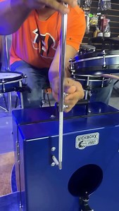 Toca artist @danibloiz with the Kickboxx Pro and accessories! @dekagroup Estabilidad, comodidad y portabilidad al máximo. Si eres percusionista como yo, estos accesorios transformaran tu kit. 🥁Foot Stand (TKSDS‑FSTD): olvídate de que el bombo se desplace durante el groove. Su soporte en “A‑frame”, ajustable en altura y con pie giratorio, lo mantiene firme y con máxima estabilidad en cada golpe ￼. 🎛️ Tilter (TKSDS‑TLT): el aliado perfecto para inclinar toms o cualquier accesorio a tu gusto. 