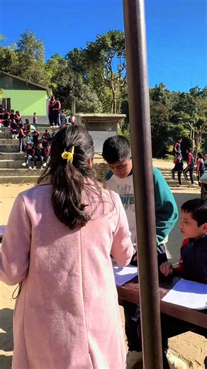Her reaction 🤣🤣 she knows her but can’t remember her name. This picture is taken in quiz for educational purpose not to promote any political parties. Thank you 🙏🙏 Have a nice day🥰🥰