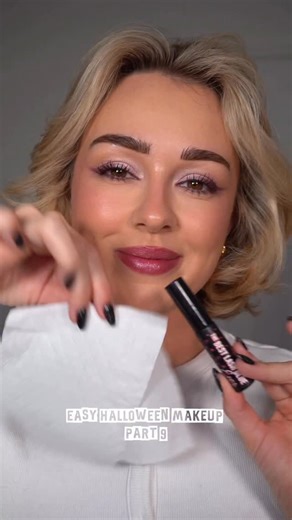 Easy bullet wound hack using tissue paper & lash glue! Filling with black eyeshadow & @mehronmakeup coagulated blood 🩸👻 . . #halloweenmakeup #easyhalloweenmakeup #funmakeup #cowgirlmakeup #trendingmakeup #makeuptrends #makeuphacks | sydneypurl