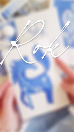 Mgr. Jitka Zajíčková • Akvarel, sumi-e, kurzy, ilustrace on Instagram: "Rok 2026 bude podle čínského horoskopu rokem Ohnivého Koně. Ten přináší energii, vášeň, odvahu a potřebu rychlých změn. Rok začíná 17. února 2026 a končí 5. února 2027. Podporuje nové projekty, cestování a osobní růst, ale vyžaduje opatrnost, aby nedošlo k přepálení energie. Hezký nový rok, J♡ #novyrok #2026 #cinskyhoroskop #proradostsjitkou #jitkazajickova"