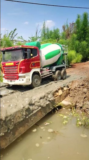 MOBIL TRUK MOLEN COR MELEWATI JALAN LUMPUR