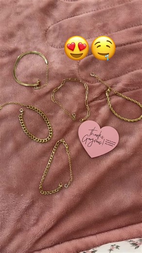 Such pretty chain bracelets!! #jewelry #bracelet #gold #goldjewelry #fashioninspo