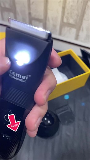 Maquina De Cortar Cabelo e aparador de barba e pelos KEMEI