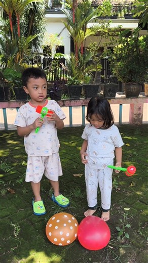 Aisyah Red Kaka yang Orange ya, ayo letuskan🥰🎉 akur 🤣 #shortvideo #meletuskanbalonair #bermainbalon