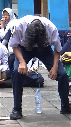 Lomba Memasukkan Pensil Ke Dalam Botol