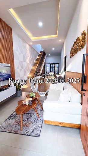 Evi Rokhmawati on Instagram: "Ngisi interior gakpapa kan pelan-pelan 🥹 Perbedaan ruang tamu bulan Mei 2024 dan mei 2025 Simpan disini buat kenangan Spill produk Granite Ruang tamu & tangga @indogress Sofa @ajeg.co.id Meja @eternity_idn Karpet @officialclassicrugs Woodpanel @trideewallpaper Meja TV @intandesignfurniture Decorasi Morocco @dekoriahomeliving Kaligrafi @dintwinz_home Panel Tangga @aestica.id Lampu Apel @forinomeofficial (tiktok) Olive Tree @jingle_gogo #ruangtamu #livingroom #ruangt