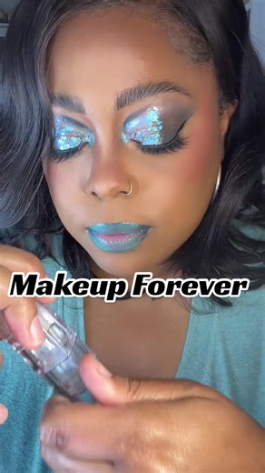 Bold lip combo but make it 2016 💙✨ Using the MAKE UP FOR EVER Artist Color Pencil in Wild Lagoon as a bright blue lip liner and blending it into a statement lip. I also tapped it into my eyeshadow and waterline because this artist pencil is made to be multi-use on eyes and lips. If you’re loving the colorful 2016 makeup comeback, this shade is everything.