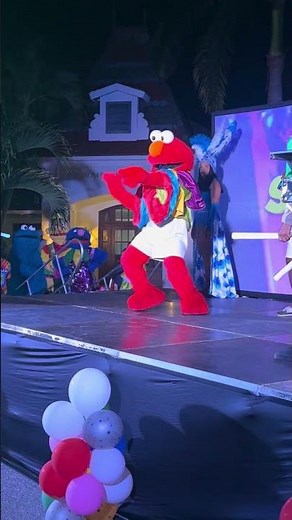 Elmo dance off at Beaches in Turks and Caicos #turksandcaicos #elmo