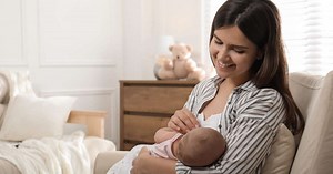 Especialista explica que o leite materno é suficiente para suprir as necessidades do bebê