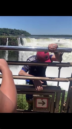 Un video que circula en redes sociales ha despertado una fuerte polémica y rechazo entre los vecinos y turistas de Iguazú. Un hombre decidió ignorar todas las normas de seguridad del Parque Nacional y se trepó a la baranda de la pasarela de la Garganta del Diablo. ¿El motivo de esta maniobra extrema? Recuperar un sombrero que se le había caído al vacío. La escena, captada por otros visitantes, muestra al sujeto cruzando al borde del salto más imponente del mundo, poniendo en riesgo su integridad