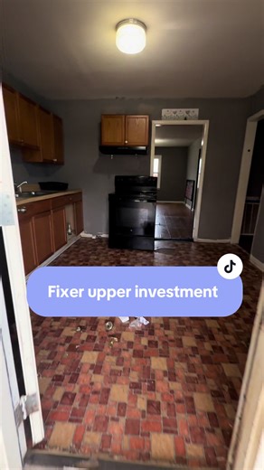 This property is not pretty… and that’s exactly why it’s powerful 👀 Yes, it’s in rough shape. Yes, it needs work. But guess what… this is a duplex 💥 And you’re only seeing one unit. Two units. Solid rental income history. Real potential for the right buyer. That’s why duplexes like this don’t sit. That’s why investors pay attention. That’s why we already have multiple offers on the table. Cash flow over cosmetics every time 💸 If you know, you know. 📩 Want deals like this? Let’s talk. #invest