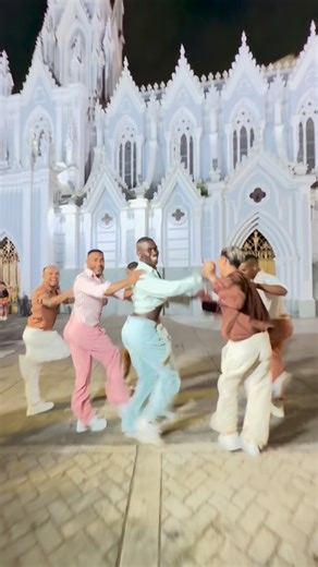 Franck Stiward on Instagram: "Y Llegué A Mi Ciudad Bella ✨🥰 Para Darle La Apertura A La FERIA DE CALI 🥰🔥✨ Se Siente El Sabor 🔥 La Alegría 🤩 La Felicidad Y Las calles 🥰🤩 @guayacanoficial 🎶 Torero. @isgo_coolclothing Gracias Por Hacernos Lucir Hermosos 🥰✨. 🎥 @dlugo2503 Gracias por grabarnos 🥰🔥 #teamcampanita #cali #feriadecali #salsa"