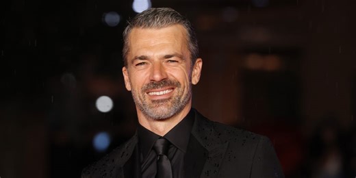 Luca Argentero oggi porta al cinema Una famiglia sottosopra e sogna una società molto meglio di così
