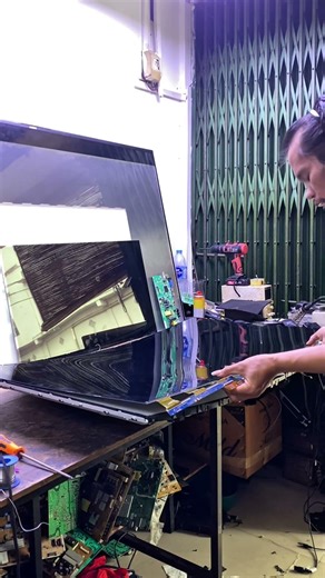 how to lift a curved television screen #lcd #curve #TV #tips #repair