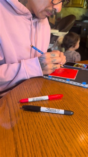 Nos tocó hacer una calaverita de dulce con todo y dedicatoria. Se van para Bratislava con el colectivo @lichtraum_by_sonia_siblik. Fue una tarde muy divertida en casa de @cinico_canino con los compás José López, Braulio Hidalgo, Eunice y Ernesto. Vamos a seguir por estos rumbos, ojalá les mostremos más cosas interesantes en este viaje por Austria. | lugardehuida