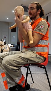 70K views · 261 reactions | Quels gestes pour sauver votre bébé ?  Jérémie Cohen, formateur à la Croix-Rouge, initie aux premiers secours pour nourrissons. Un apprentissage essentiel pour réagir rapidement en cas de besoin. ⛑️ | Réel média | Facebook