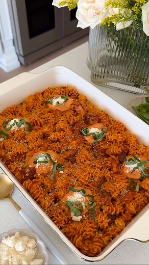 Maryam on Instagram: "CALABRIAN CHILI CREAMY TOMATO + CHICKEN PASTA BAKE• it’s all in the sauce for this one with the added Calabrian chili sauce/paste 🤌🏼 🌶️ -You could skip baking this at all if you’re not adding cheese and let the sauce and pasta simmer until the sauce has coated all the noodles- but something about baking it that just gives it a depth of flavor. -Top with mozzarella cheese, Parmesan cheese, both or either or and don’t forget the bread crumbs! INGREDIENTS FOR RECIPE: CHICKE