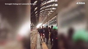 Can-can e Marsigliese per festeggiare l'arrivo in stazione Centrale del primo Frecciarossa Milano-Parigi, sabato 18. E' stato sold out per il treno ad alta velocita' che collega in meno di 7 ore i due Paesi #ANSA https://www.ansa.it/sito/notizie/economia/2021/12/18/da-parigi-a-milano-in-7-ore-trenitalia-alla-conquista-delleuropa_318bb9ff-50a0-4dc3-8104-98cccb0c6ce7.html | ANSA.it