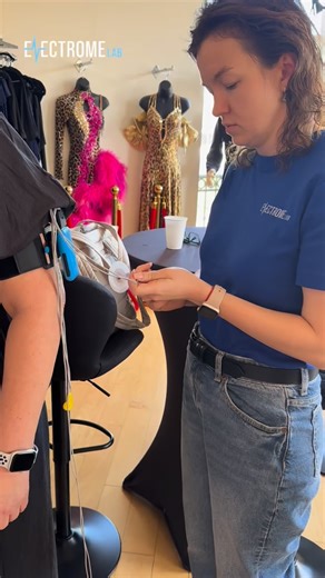 Advanced technology in ballroom dancing — for the first time in the USA! 🚀💃 We worked with Svetlana Zhigulskaya on reducing shoulder elevation and stabilizing the upper back to create a strong, elegant frame in the Viennese Waltz — a common challenge for amateur dancers. During the session, we applied biofeedback technology, allowing the dancer to see how the muscles work in real time. This makes it possible to quickly learn how to engage the right muscles and relax those that create unnecessa