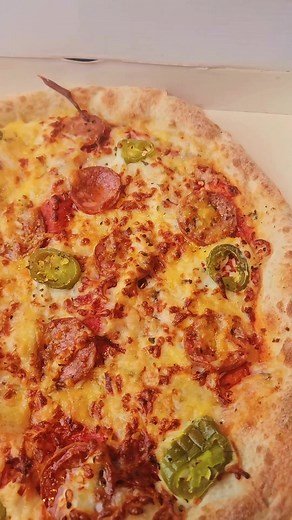 Hørt om Fizza? Det er som å ha din egen pizzarestaurant, tilgjengelig 24/7 🍕 ✅ Klar på 3 minutter ✅ Rykende varm og fersk ✅ Håndlaget italiensk pizza ✅ Vegansk, halal, glutenfri? Null stress - vi har deg! Nattmat, lunsjpause eller cravings? Klokken 12, 19 eller 03? Automaten er klar når du er. 24/7. 📍 Røykenveien 70, 1386 Asker 📍 Sportsstien 4, 1087 Oslo #pizza #pizzatime #pizzaautomat #fizza #pizzasaus #pizzadiavola #diavola