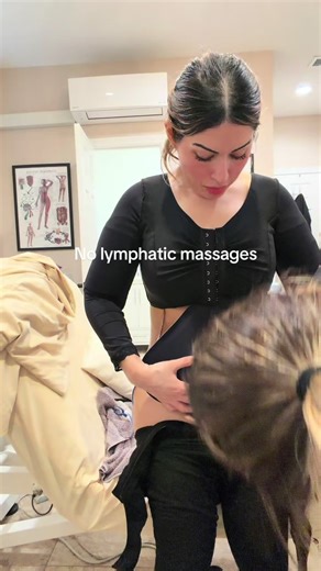 Sneak peak of my belly button 👀Love that these garments can be altered, so you don’t have to keep buying new ones as your swelling goes down. Ana will size you, customize everything, and walk you through how to properly care for your garments. She was even kind enough to message me before my surgery, which meant so much to me. #faja #bbl #mommymakeover #lymphaticdrainagemassage