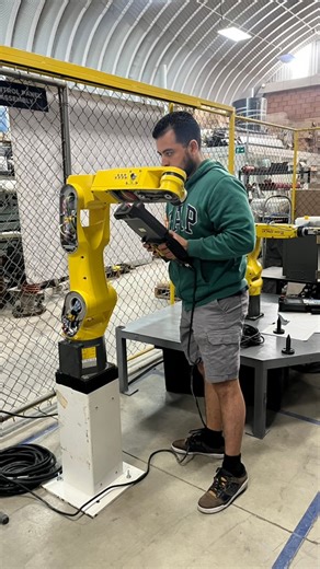 7.3K views · 118 reactions | Ingeniero en mecatronica viviendo la experiencia en Pro Control Automation / Fanuc Handling Tool Software 1/3. #formación #procontrolautomation #CapacitaciónEmpresarial #ÉxitoCompartido #DesarrolloProfesional #talento | Pro Control Automation | Facebook
