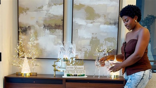 2025 entryway console Christmas decor: Holiday styling ideas