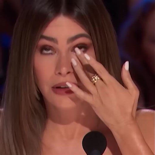 She Walked on Stage in Silence—Then Blew the Judges Away with a Voice That Shattered Every Expectation. Check the first comment 👇👇 | Evie