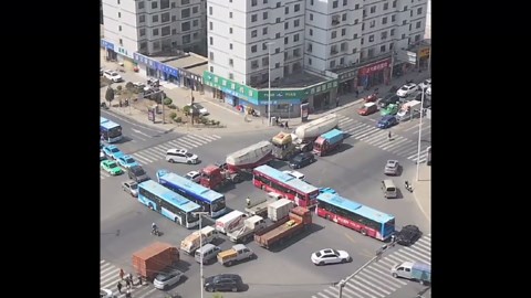 Traffic jam at Chinese intersection forms perfect square of vehicles