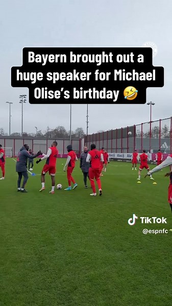 Celebrating the right way 👏 (via @FC Bayern) #bayernmunich #soccer #olise #birthday