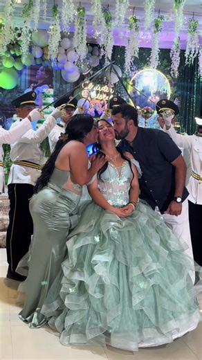 Quinceañera felizzzzz🙃 🥳✨#tarapoto_perú🇵🇪💚🌴 #caballerosdorados #chambelanes #selvaperuana #tarapoto @Salón de Recepciones-Qori Sisa