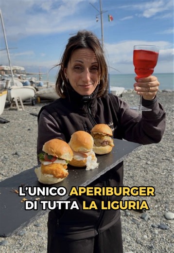 L’unico aperiburger di tutta la Liguria vista mare 🍔🌊 📍 Via, Lungomare Bianchi, 20/22 Cogoleto GE 📞 349 3329653 Video by @filippo_carbone_ #miniburger #hamburger #vistamare #cocktail #liguria