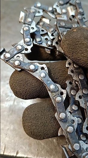 Repairing the chainsaw chain, installing the connecting link and riveting it