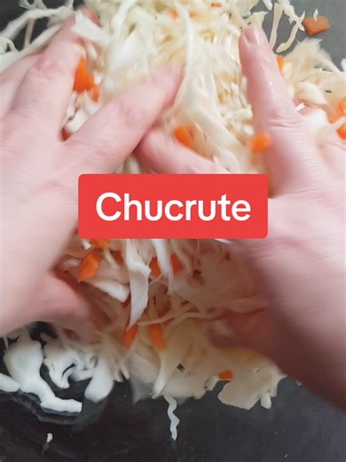 🥬 O segredo da chucrute: menos é mais A base é apenas repolho fresco e sal. Ao massagear o repolho com sal, ele libera seu próprio líquido. Esse líquido cria um ambiente sem oxigênio onde ocorre a fermentação natural, realizada por bactérias benéficas. Não precisa vinagre. Não precisa conservantes. Só tempo, paciência e sal certo. 🧂 A importância do sal de qualidade O sal não serve apenas para dar sabor — ele: Extrai a água do repolho Inibe bactérias indesejadas Favorece as bactérias boas (lac
