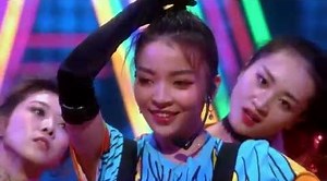 见过又唱又跳的VAVA嘛？！在现场表演Rainbow，越来越像爱豆啦