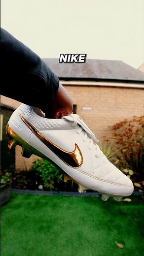 7 Things You Need To Know: Nike Tiempo Legend R10 “Touch of Gold” #footballboots #ronaldinho #nike