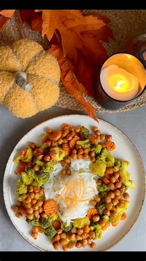 Gyors bélbarát tésztás recept Hozzávalók (1–2 adaghoz): • 80–100 g rizs tészta (teljes kiőrlésű, ha van) • 1 csésze brokkoli, kisebb rózsákra szedve (friss vagy fagyasztott) • 1 közepes répa, felkarikázva (friss vagy fagyasztott) • ½ fej karfiol, kisebb rózsákra szedve (friss vagy fagyasztott) • ½ csésze csicseriborsó (konzerv vagy előre főzött) • 1–2 ek olívaolaj • 1 tk lenmagolaj • 1 tk tahini • Só, bors ízlés szerint • ½ tk kurkuma • ½–1 tk gyömbér • ½ tk fokhagyma • Csili pehely ízlés szerin