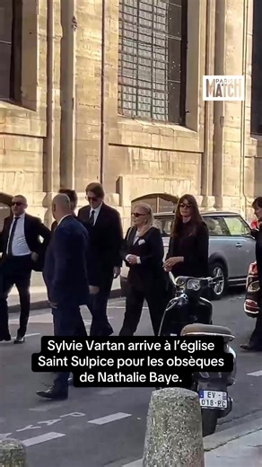 Sylvie Vartan à l’église Saint-Sulpice pour les obsèques de Nathalie Baye