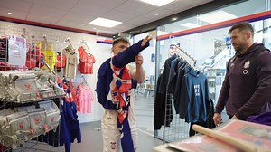 62K views · 486 reactions | Go behind the scenes with the squad in York as Harry Randall tries a new look, and Joe Heyes shares his passion for history. Meanwhile, the players enjoy a squad cookery lesson and meet the fans at a special open training session. #WearTheRose | England Rugby | Facebook