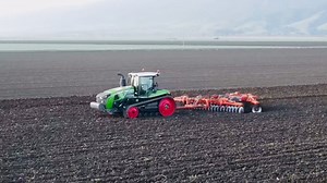 1.9K views · 49 reactions | It's a big deal! Check out the new Fendt 1167 Vario MT running in Corcoran, CA at 5 mph and at just 1,250 engine RPM's. The 1100 Vario MT's Fendt ID low engine speed concept paired with our VarioDrive transmission provides an unprecedented amount of torque, fuel savings, and comfort. #ItsFendt #FendtFriday | Fendt | Facebook