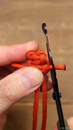 Creative Paracord PHONE Holder #paracordweaving #weavingparacord #weavingideas #creativeprojects | The Weavers of Eternity Paracord