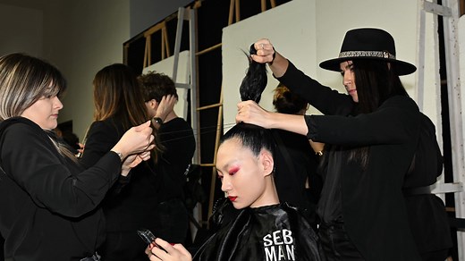 L'astuce de coiffeur hyper simple pour réaliser une queue-de-cheval à l'effet lifting : coup de jeune garanti ! - Grazia