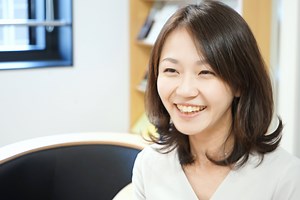 【URA紹介動画公開！】 「研究者が目指す世界、実現の一助に」 ドイツにある欧州拠点の運営など、研究が国際的に発展するよう支援する鮎川URA。今回は欧州拠点で、国際ネットワークづくりのための打合せの様子をキャッチ！ 文化も言葉も違う相手との仕事。鮎川URAが大切にしていること、そして目標にしている姿とは？ ドイツの欧州拠点の雰囲気を知りたい方もぜひご覧ください！ 鮎川URAの紹介ページ https://www.kura.kyoto-u.ac.jp/about/member/Ayukawa_Kei.php 採用候補者へのメッセージ https://www.kura.kyoto-u.ac.jp/recruit/interview06/ | Kyoto University Office of Research Acceleration