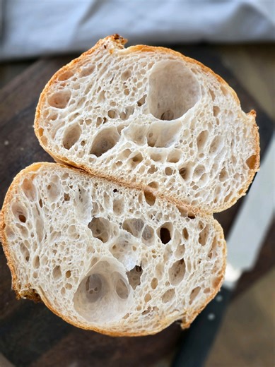 Happy New Year, everyone! 🎉 Hope you had a lovely holiday break. After some time off, I baked my first loaf of the year — a 90% hydration sourdough. I used two very high-protein flours (14.6% and 14.9%), and it came out fluffy and chewy inside with a lovely crunchy crust. 🤎🥖 Would you give it a go? #sourdough #homemadebread #breadbaking #highhydration #crumbshot